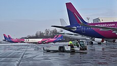 Odstavená letadla spole�nosti Wizz Air na mo�novském leti�ti u Ostravy. Stroje...