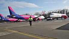 Odstavená letadla spolenosti Wizz Air na monovském letiti u Ostravy. Stroje...