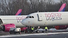 Odstavená letadla spolenosti Wizz Air na monovském letiti u Ostravy. Stroje...