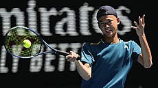 Japonec Rei Sakamoto posílá forhendem balonek na druhou stranu kurtu ve finále...