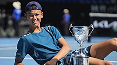 Japonec Rei Sakamoto pózuje s trofejí pro vít�ze juniorského turnaje na...