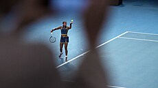 Amerianka Coco Gauffová servíruje v semifinále Australian Open.