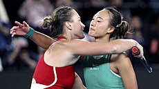 B�loruska Aryna Sabalenková a �í�anka �eng �chin-wen se objímají po skon�ení...