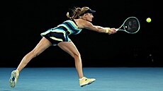 Ukrajinka Dajana Jastremská se natahuje po balonku b�hem semifinále Australian...