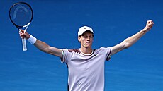 Jannik Sinner slaví triumf v semifinále Australian Open.