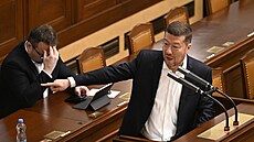 Předseda SPD Tomio Okamura při pokračování mimořádné schůze Sněmovny ke...