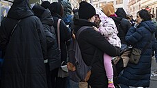 Uprchlíci z Ukrajiny čekají před úřadem práce na pražském Žižkově, 14. března...