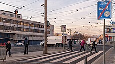 P�í zónu mezi chodníkem u obchodního domu Letmo a tramvajovou zastávkou v...