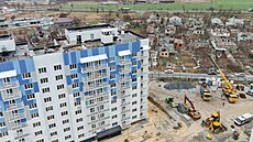 V nkterých ástech Mariupolu se staví nové domy. (13. prosince 2023)