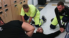 Kurz prevence násilí, deeskalace a sebeochrany u�í studentky a studenty FZS TUL...