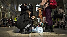 Ukrajinka Olga se svým synem, kte�í uprchli p�ed válkou z Poltavské oblasti na...