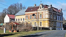 Prameny, malá obec le�ící ve Slavkovském lese, u� roky bojuje s dluhy. Te� se...