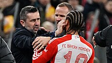 Nenad Bjelica, kou� Unionu Berlín, se pere s Leroyem Saném, zálo�níkem Bayernu...