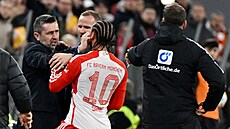 Nenad Bjelica, kou� Unionu Berlín, v poty�ce s Leroyem Saném z Bayernu Mnichov...