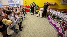 Radní David Beke p�edal ply�ové medv�dy i makety váno�ního trolejbusu d�tem v...