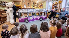 Radní David Beke p�edal ply�ové medv�dy i makety váno�ního trolejbusu d�tem v...