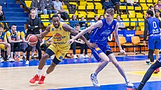 Delvon Johnson z Ústí nad Labem proniká pod ko�, brání mu Michael Fusek z týmu...