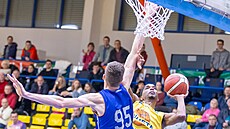 Michael Fusek z týmu Spi�skí Rytieri v Alpe-Adria Cupu brání pod ko�em v zápase...