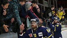HC Slovan Ústí - Vrchlabí, 2. hokejová liga. Jan Rudovský se zdraví s fanouky.