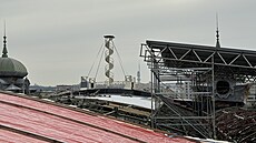 Jsme na st�e�e Pr�myslového paláce. Vidíme schody do hodinové v�e, která také...