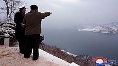 Severokorejský vůdce Kim Čong-un se účastní testu střely s plochou dráhou letu...