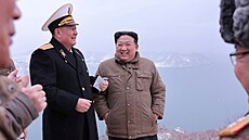 Severokorejský v�dce Kim �ong-un se ú�astní testu st�ely s plochou dráhou letu...