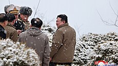 Severokorejský v�dce Kim �ong-un se ú�astní testu st�ely s plochou dráhou letu...