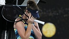 Emotivní Linda Nosková slaví v slzách postup do osmifinále Australian Open.