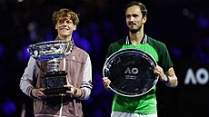 Jannik Sinner p�zuje s poh�rem pro v�t�ze a Daniil Medved�v s trofej� pro...