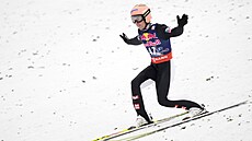 Rakuan Stefan Kraft v akci dopadá pi mistrovství svta v letech na lyích.