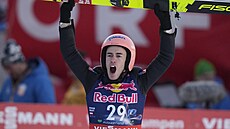 Rakuan Stefan Kraft slaví vítzství na mistrovství svta v letech na lyích.