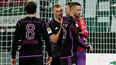 Fotbalisté Bayernu Mnichov slaví s brankáem Manuelem Neuerem chycenou penaltu.