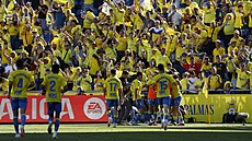 Fotbalisté týmu Las Palmas slaví gól se svými fanouky.