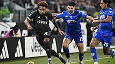 Weston McKennie z Juventusu (vlevo) utíká soupe��m z Empoli.