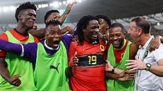 Fotbalisté Angoly slaví gól v osmifinále Afrického poháru národ� proti Namibii.