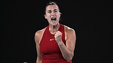 B�loruská tenistka Aryna Sabalenková se hecuje ve �tvrtfinále Australian Open.
