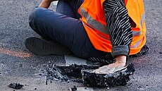Klimatická aktivistka se na ulici v Berlíně přilepila rukou k asfaltu. (19....