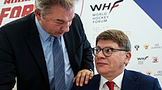 Dmitrij Kurbatov (vpravo), souasný éf ruského hokejového svazu, mluví s...