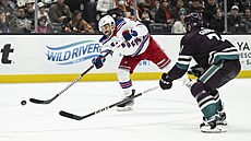 Vincent Trocheck z New York Rangers stílí na branku Anaheimu. Bránit se ho...