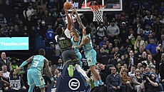 Karl-Anthony Towns (�íslo 32) z Minnesoty zakon�uje na ko� Charlotte. Brání ho...