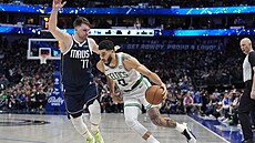 Jayson Tatum (vpravo) z Bostonu se sna�í prosadit p�ed Luku Don�i�e z Dallasu.