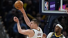 Nikola Joki� (vlevo) z Denveru brán�ný Mylesem Turnerem z Indiany.