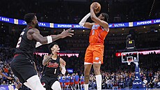 Jalen Williams z Oklahoma City st�ílí na ko� Portandu. Zkomplikovat se mu to...