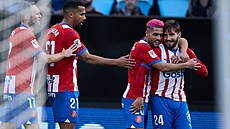 Fotbalisté Girony se radují z gólu v zápase s Vigem.