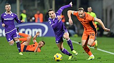 Arthur (druhý zprava) z Fiorentiny v souboji s Carlosem Augustem z Interu Milán.