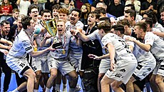 Florbalisté Tatranu se radují s pohárem.