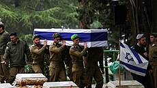 Poheb izraelských vojenských rezervist na vojenském hbitov Mount Herzl v...