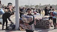 Palestinci prchající z Chán Júnisu p�ed izraelskou pozemní a leteckou ofenzívou...