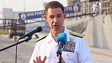 Americký viceadmirál Brad Cooper na tiskové konferenci. (6. ervna 2022)