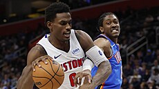 Jalen Duren (0) z Detroit Pistons se dere ke koi Oklahoma City Thunder, brání...